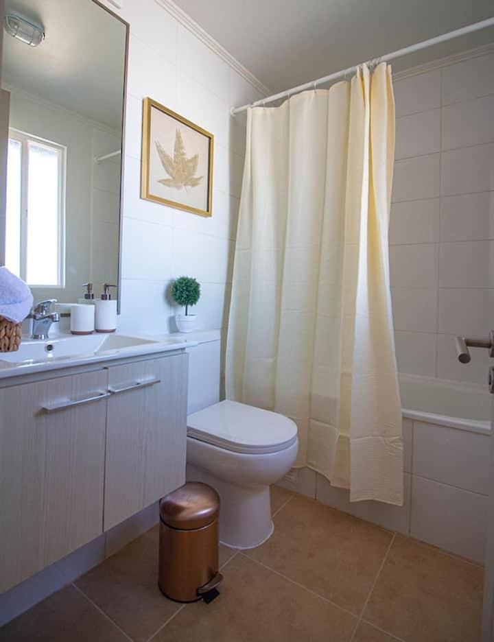 casa con habitaciones disponibles, estacionamiento privado, patio y áreas comunes para compartir