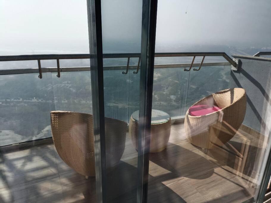 Luxury Stay at 22nd Floor-Noida view 2