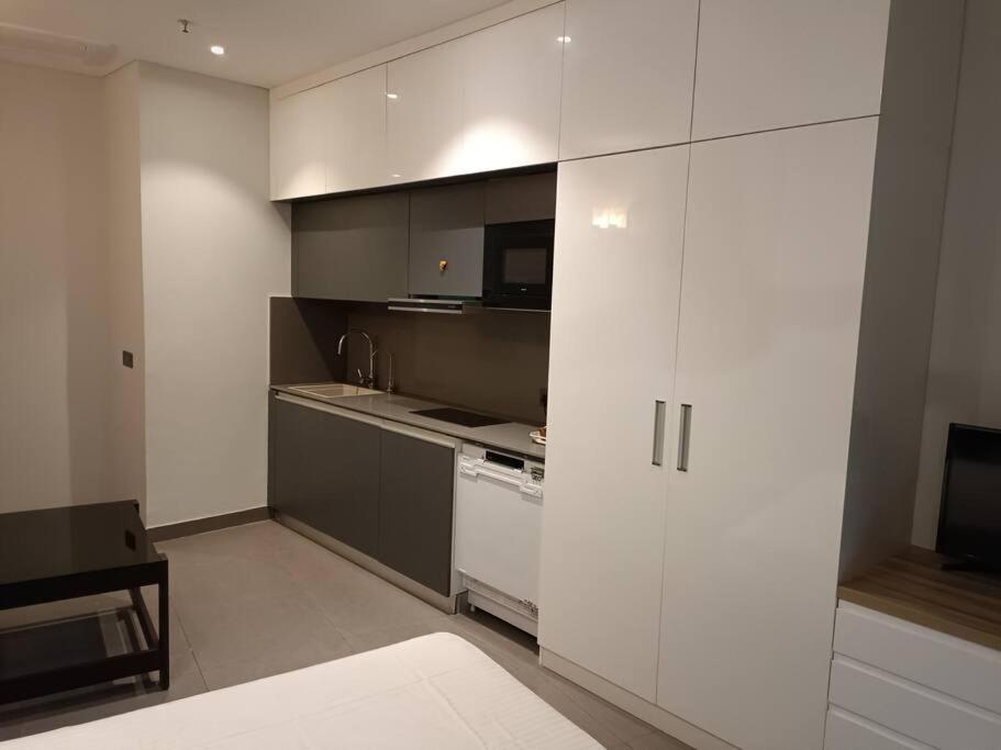 Luxury Stay at 22nd Floor-Noida view 3