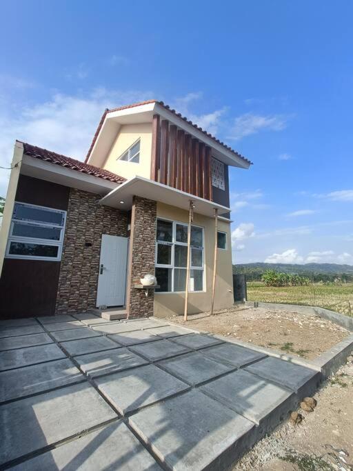 Rumah Dekat Sawah Pemandangan Pegunungan