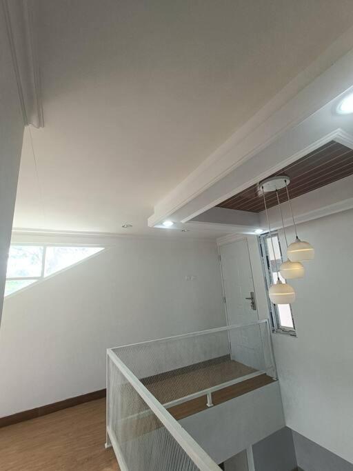 Rumah Dekat Sawah Pemandangan Pegunungan