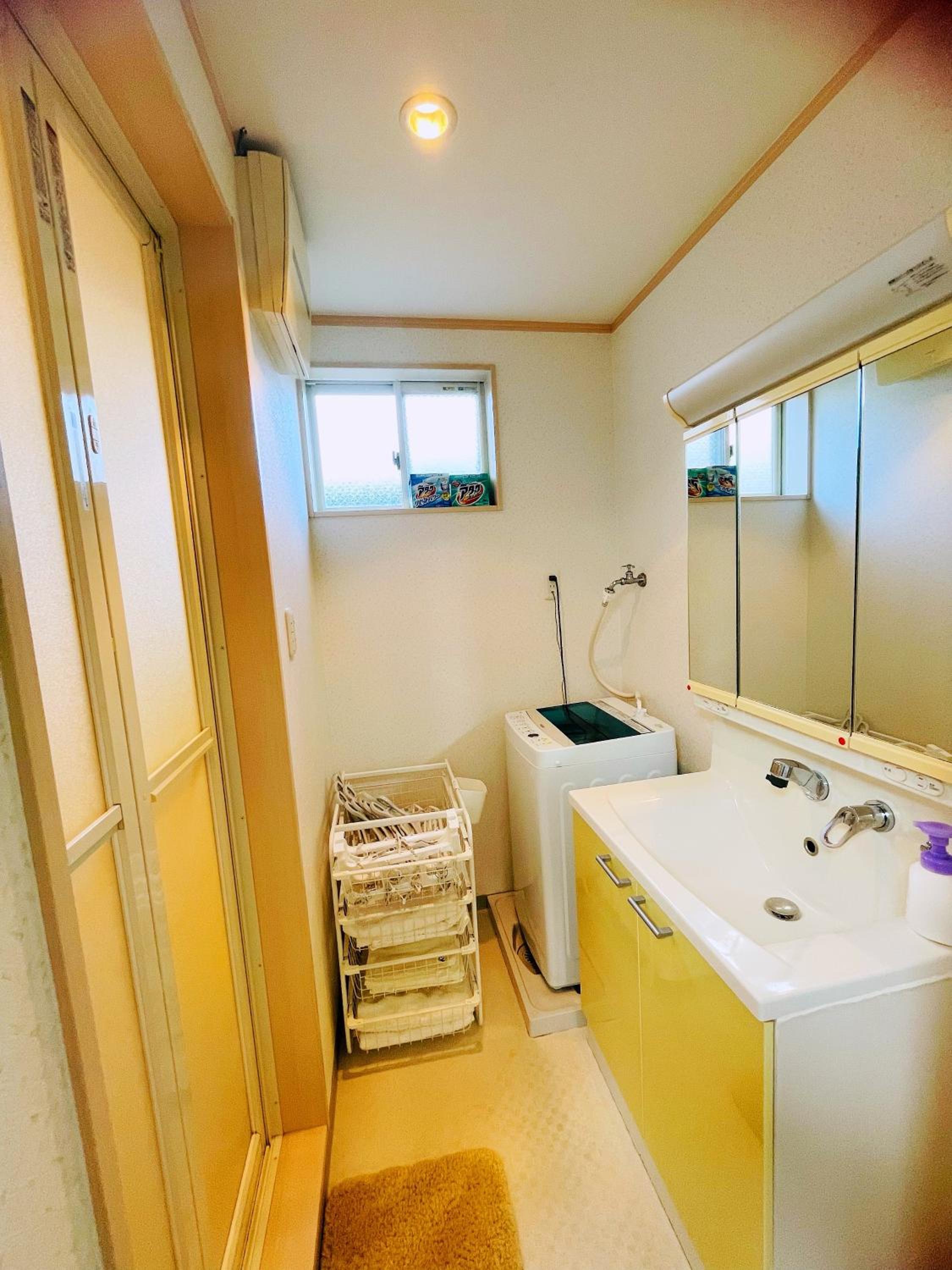 無料駐車場 3階建て一軒家 最大10人 3寝室 2トイレ ペットOK家族団体向き Usj 道頓堀 難波近い 民泊花園西