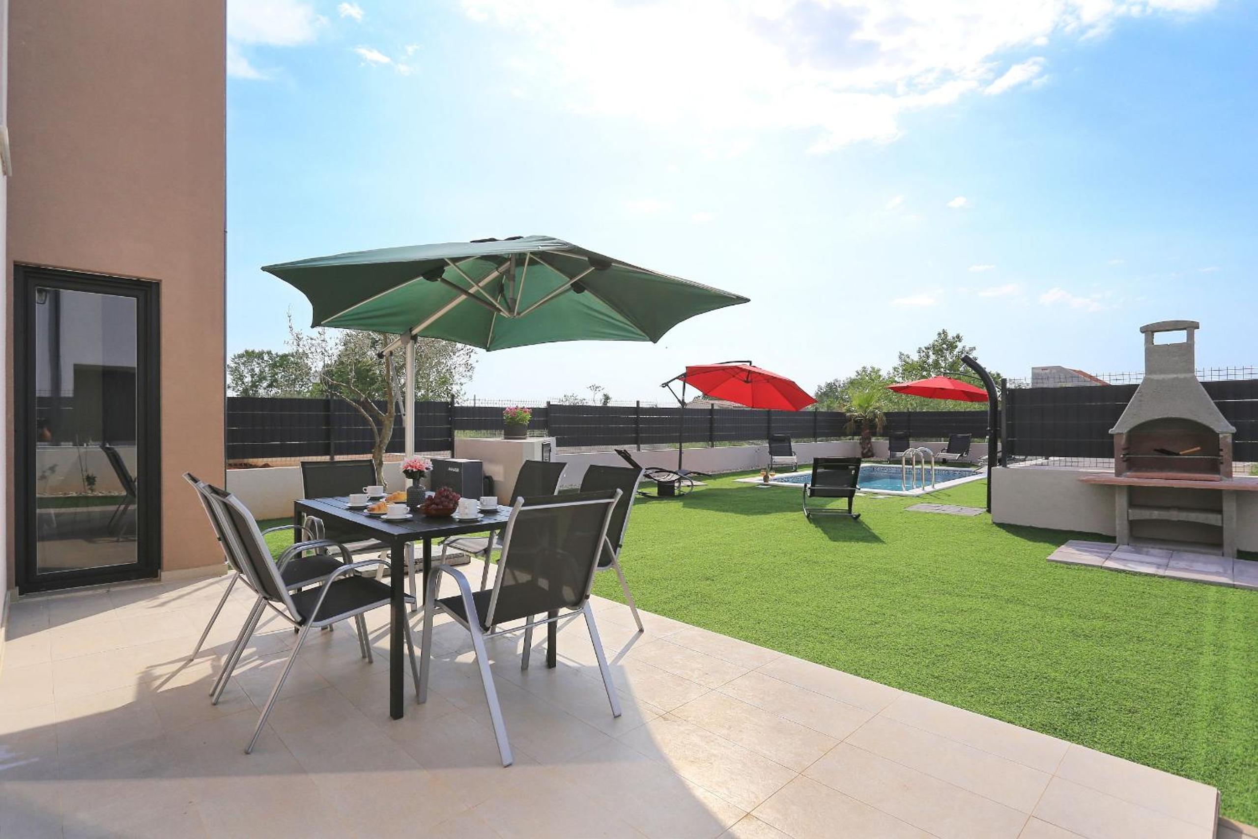 Villa Tri Palme with heated pool