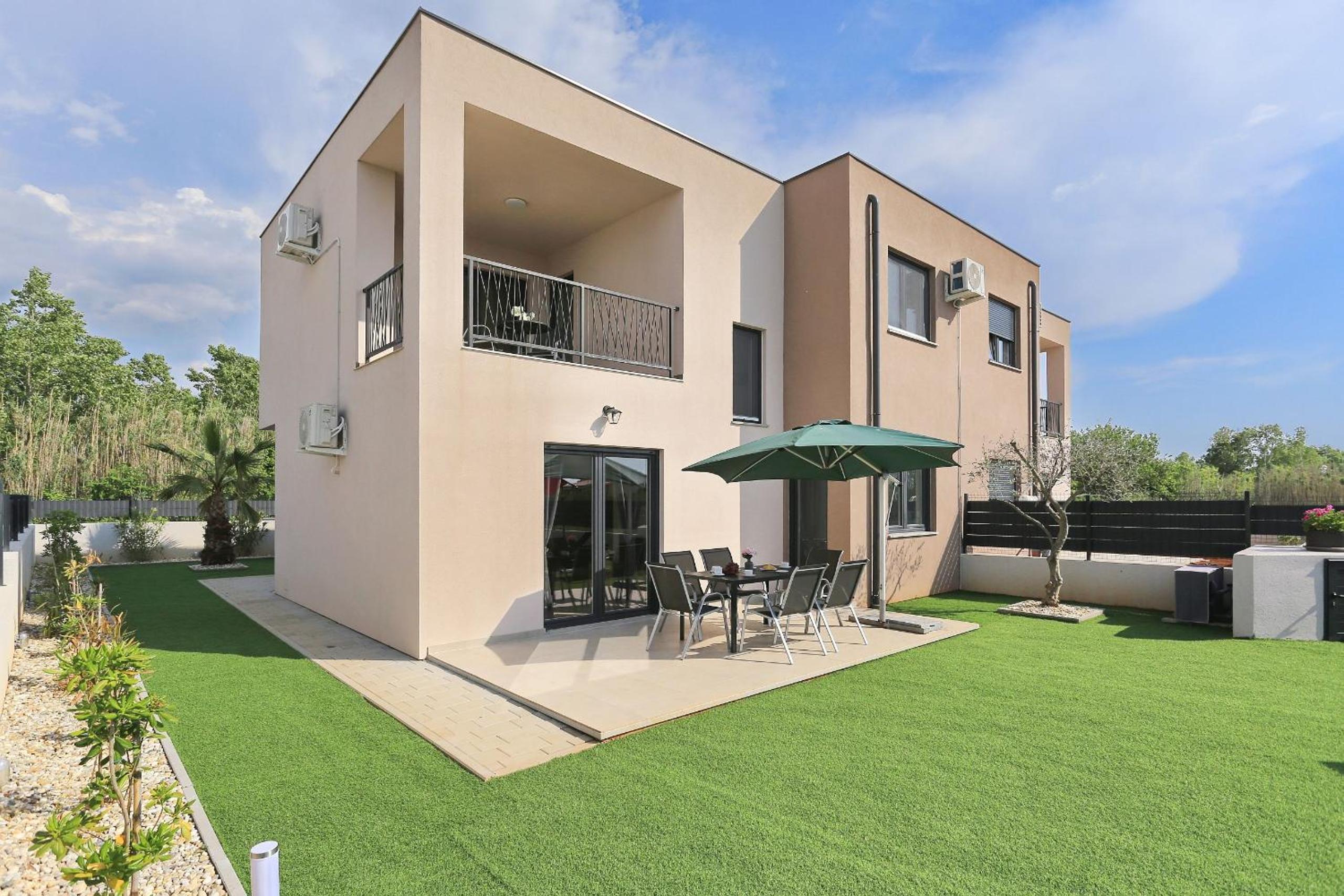 Villa Tri Palme with heated pool