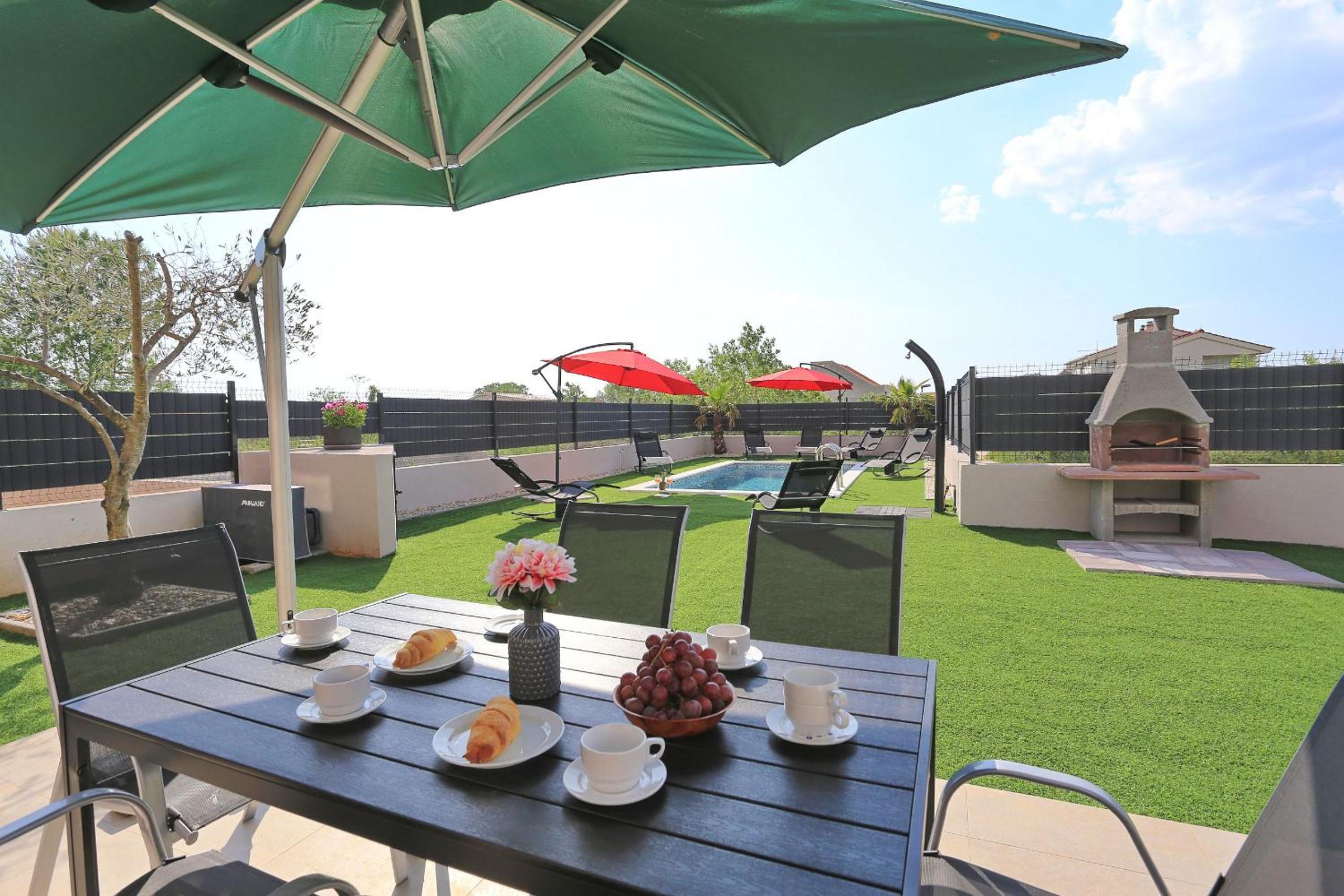 Villa Tri Palme with heated pool