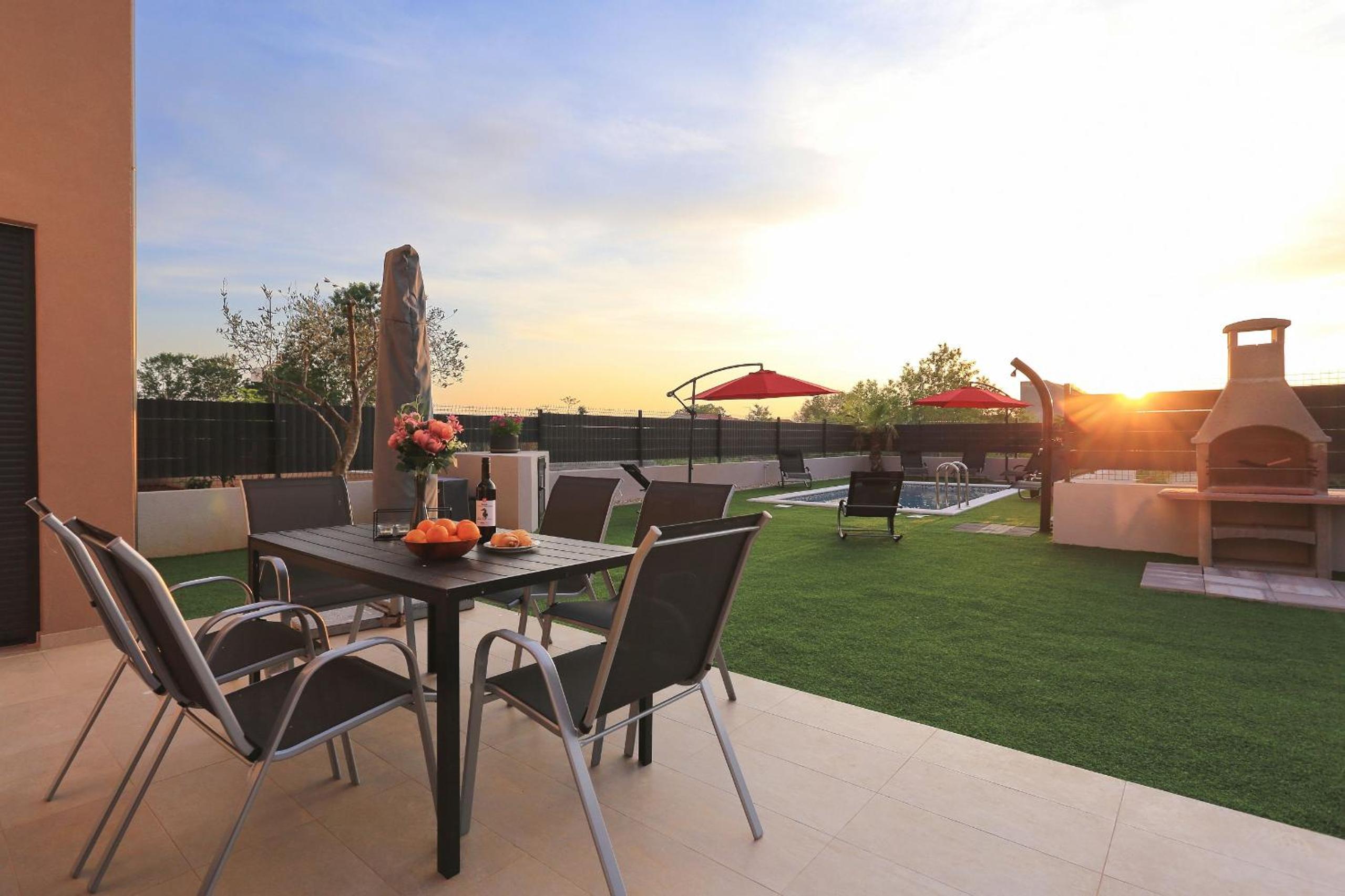 Villa Tri Palme with heated pool