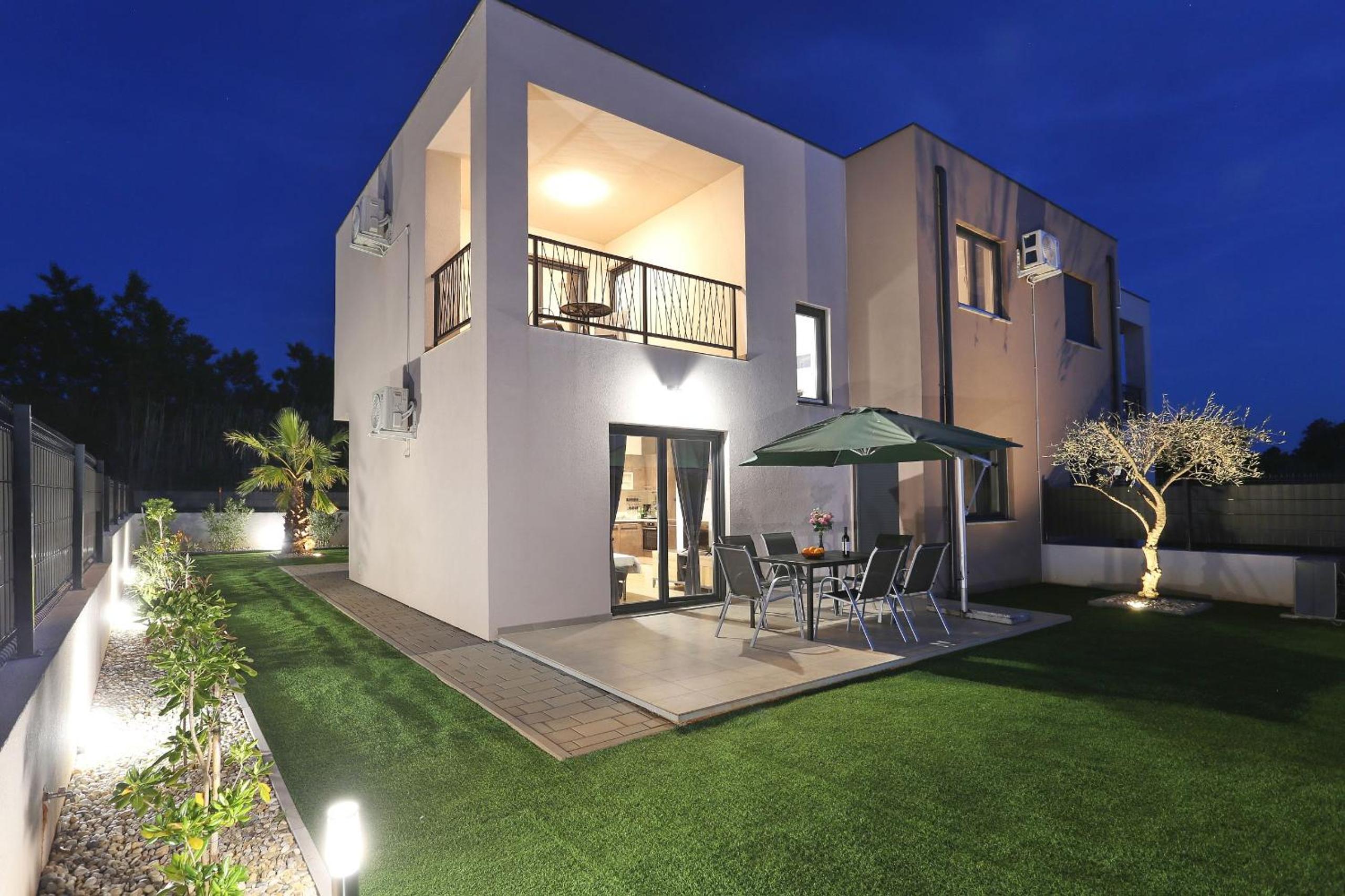 Villa Tri Palme with heated pool