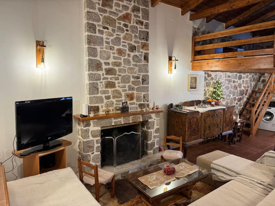 Cheerful 3 bedroom cottage with indoor fireplace - Property Image 32
