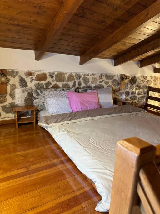 Cheerful 3 bedroom cottage with indoor fireplace - Property Image 20