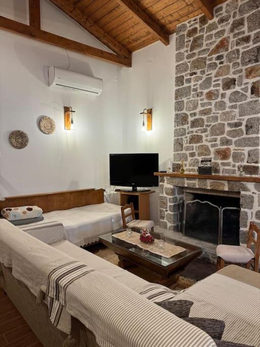 Cheerful 3 bedroom cottage with indoor fireplace - Property Image 31