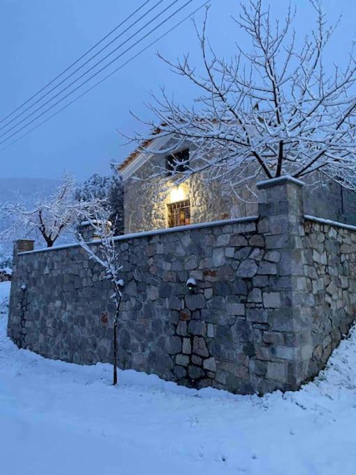 Cheerful 3 bedroom cottage with indoor fireplace - Property Image 6