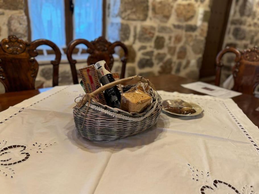 Cheerful 3 bedroom cottage with indoor fireplace - Property Image 22