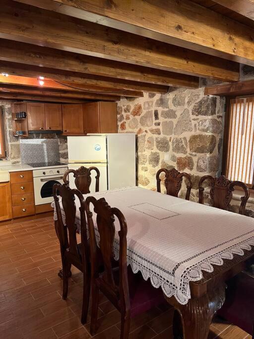 Cheerful 3 bedroom cottage with indoor fireplace - Property Image 21