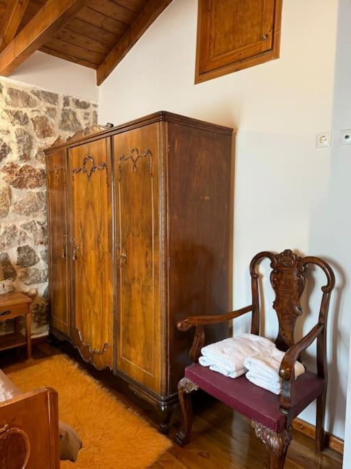 Cheerful 3 bedroom cottage with indoor fireplace - Property Image 11