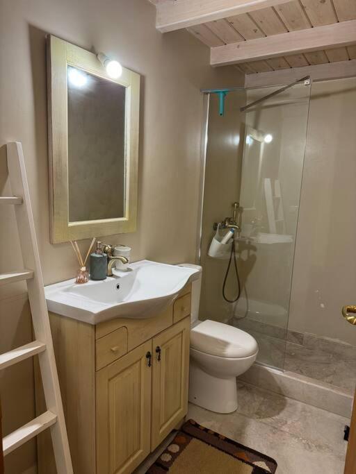 Cheerful 3 bedroom cottage with indoor fireplace - Property Image 10