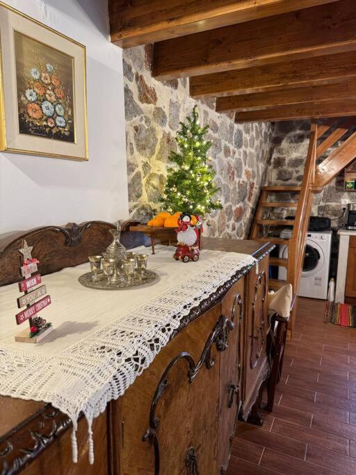 Cheerful 3 bedroom cottage with indoor fireplace - Property Image 27