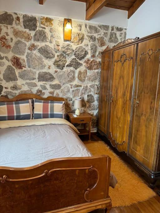 Cheerful 3 bedroom cottage with indoor fireplace - Property Image 14