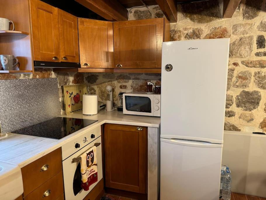 Cheerful 3 bedroom cottage with indoor fireplace - Property Image 24