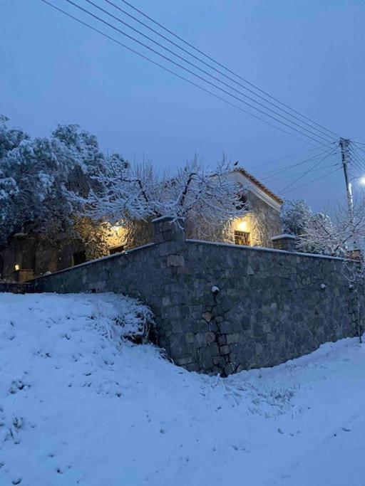 Cheerful 3 bedroom cottage with indoor fireplace - Property Image 3