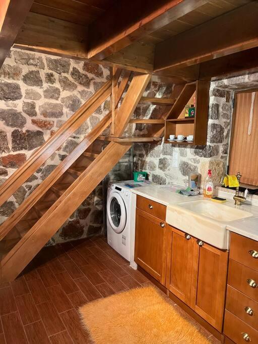 Cheerful 3 bedroom cottage with indoor fireplace - Property Image 25