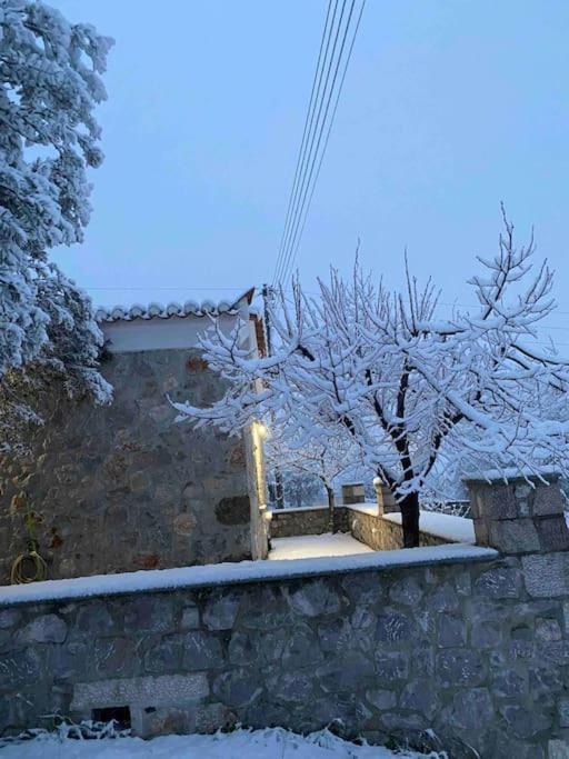 Cheerful 3 bedroom cottage with indoor fireplace - Property Image 4