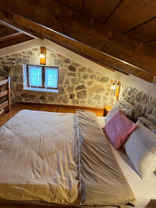 Cheerful 3 bedroom cottage with indoor fireplace - Property Image 18