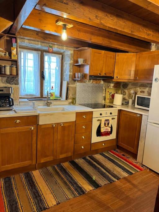 Cheerful 3 bedroom cottage with indoor fireplace - Property Image 26