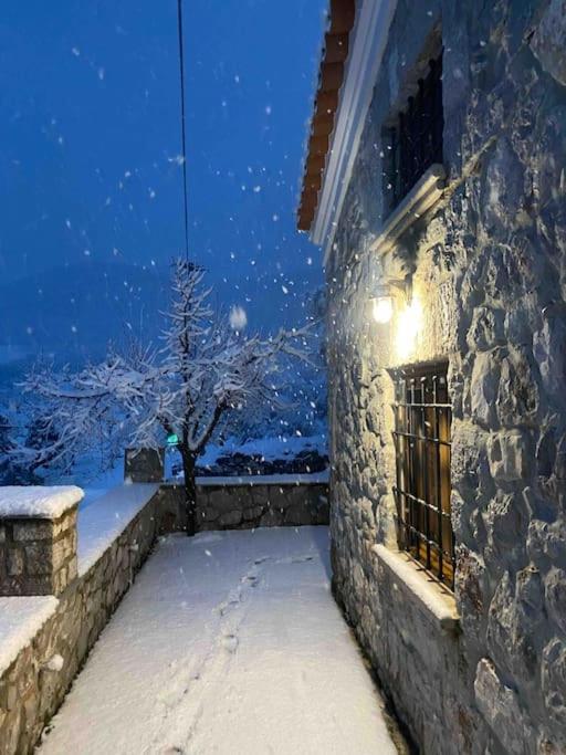 Cheerful 3 bedroom cottage with indoor fireplace - Property Image 8