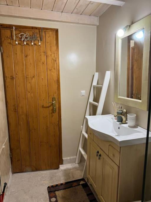 Cheerful 3 bedroom cottage with indoor fireplace - Property Image 9