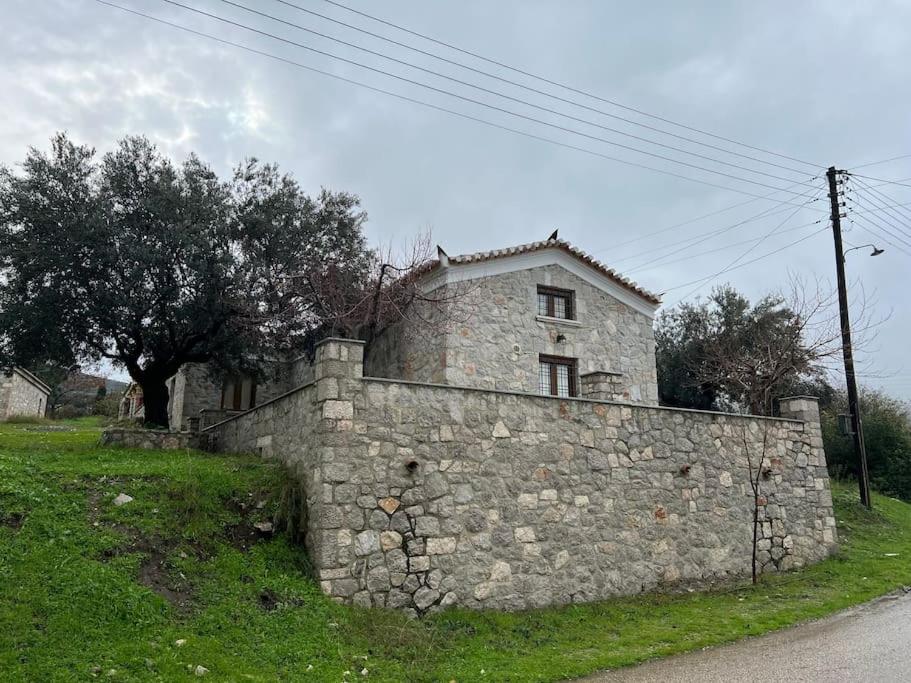 Cheerful 3 bedroom cottage with indoor fireplace - Property Image 1