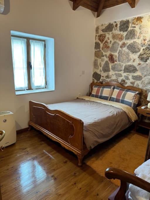 Cheerful 3 bedroom cottage with indoor fireplace - Property Image 13