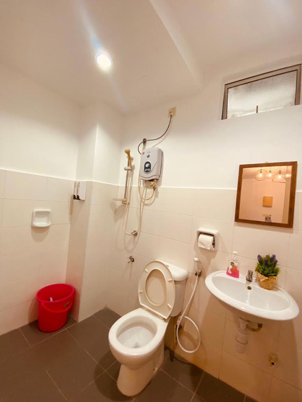 Maison Inn - Affordable Sleeps 6 to 13 near Tebrau AEON & Toppen