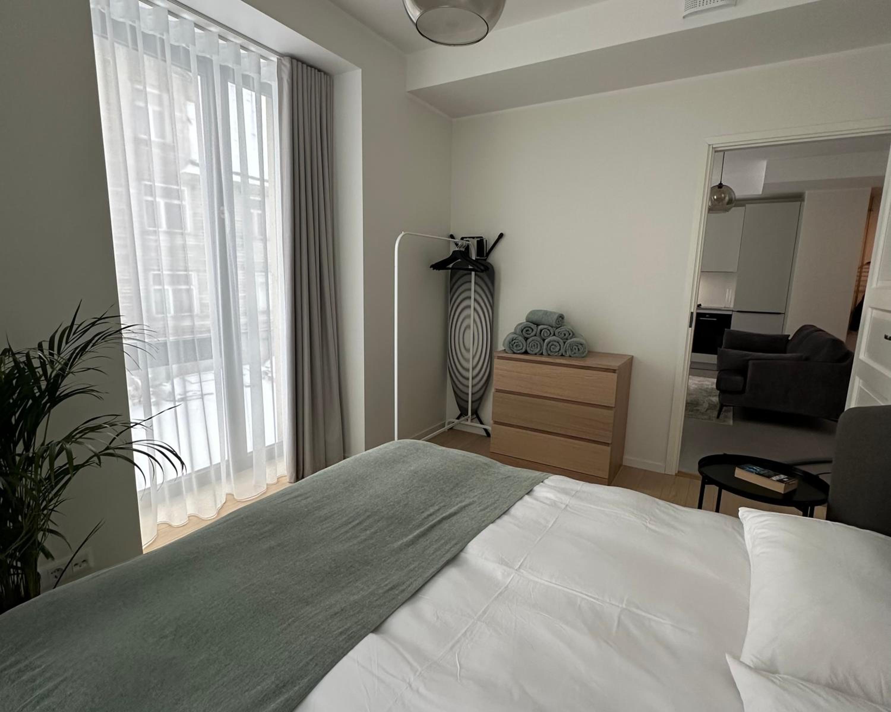 Brand new city centre apartment, free parking spot view 5