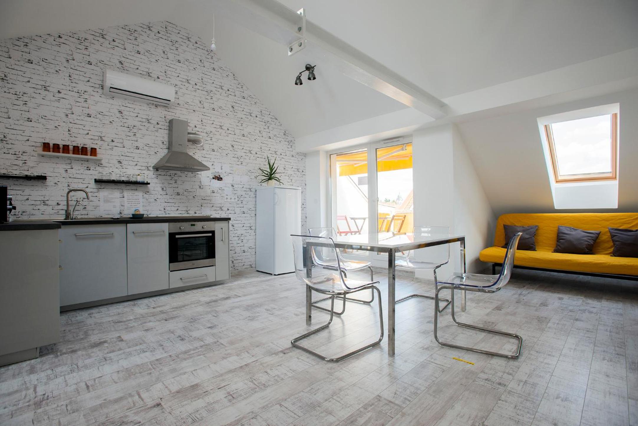 8x8 Tetőtér Apartman view 3