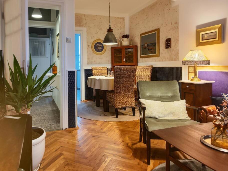 The Artist Nest ~ Retro Chic Jewel @ Top Spot