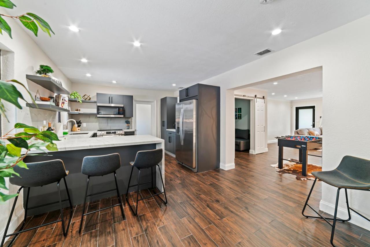 Luxury Getaway with Retreat Heated pool and Jacuzzi L31