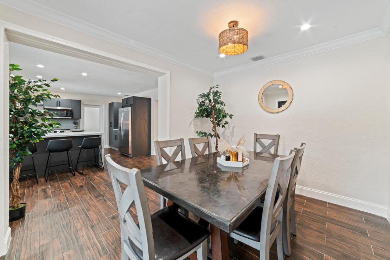 Luxury Getaway with Retreat Heated pool and Jacuzzi L31