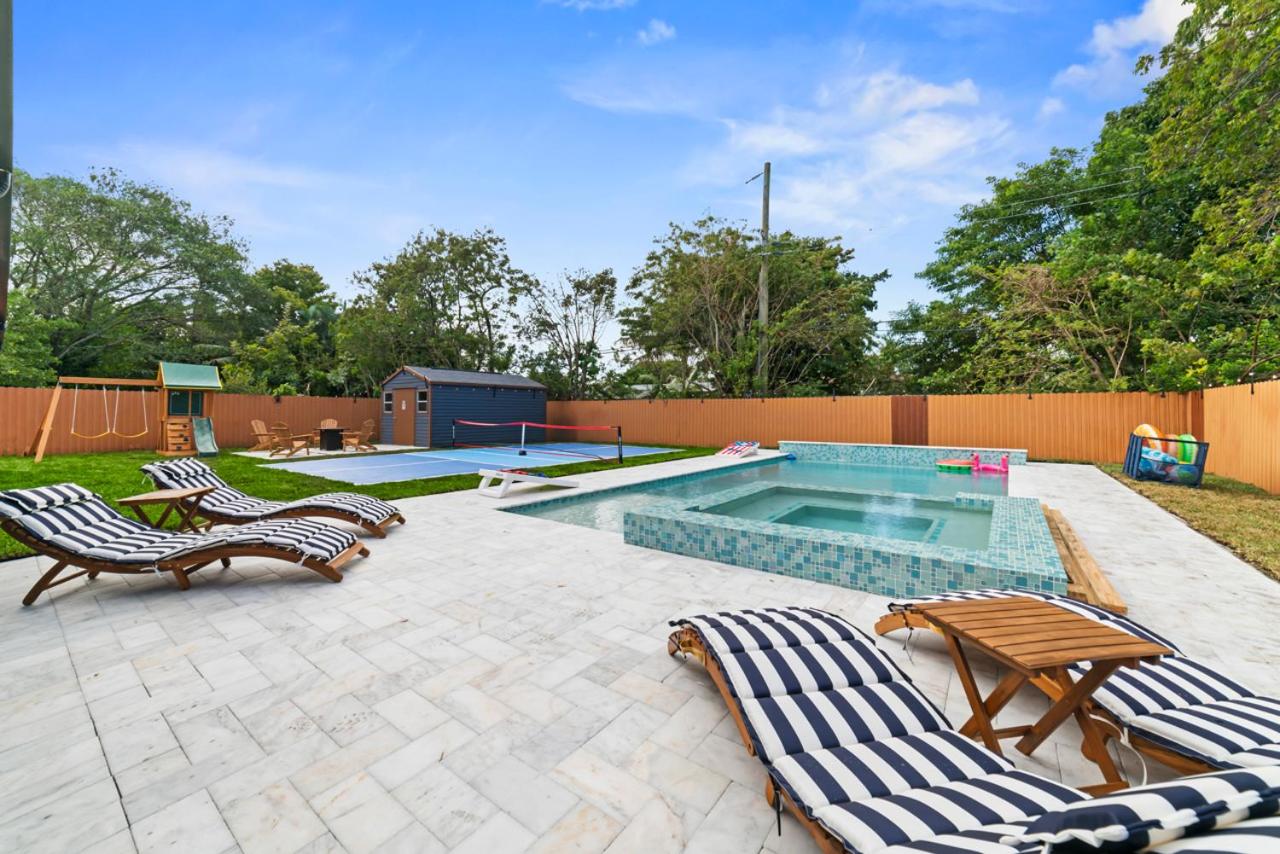 Luxury Getaway with Retreat Heated pool and Jacuzzi L31