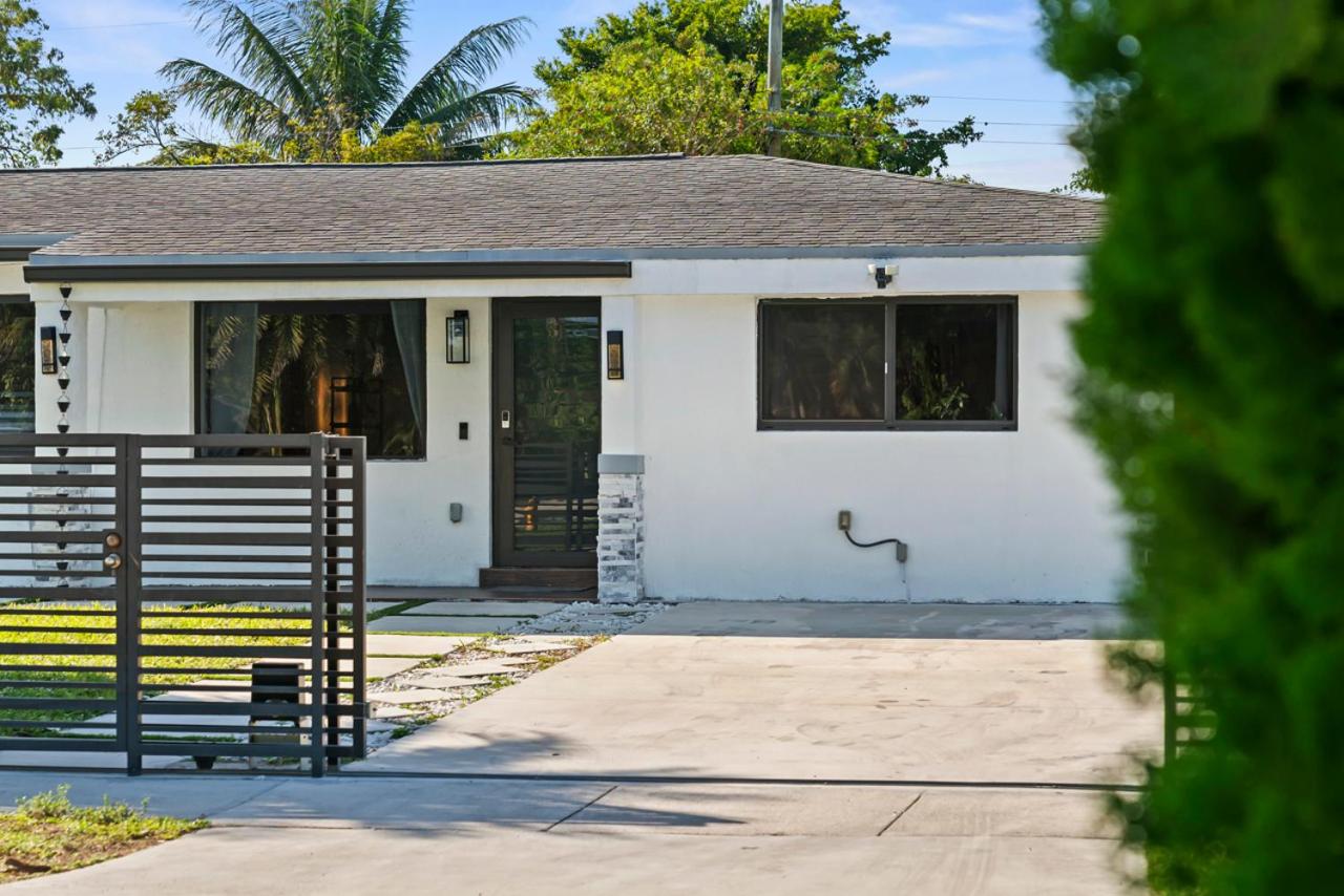 Luxury Getaway with Retreat Heated pool and Jacuzzi L31