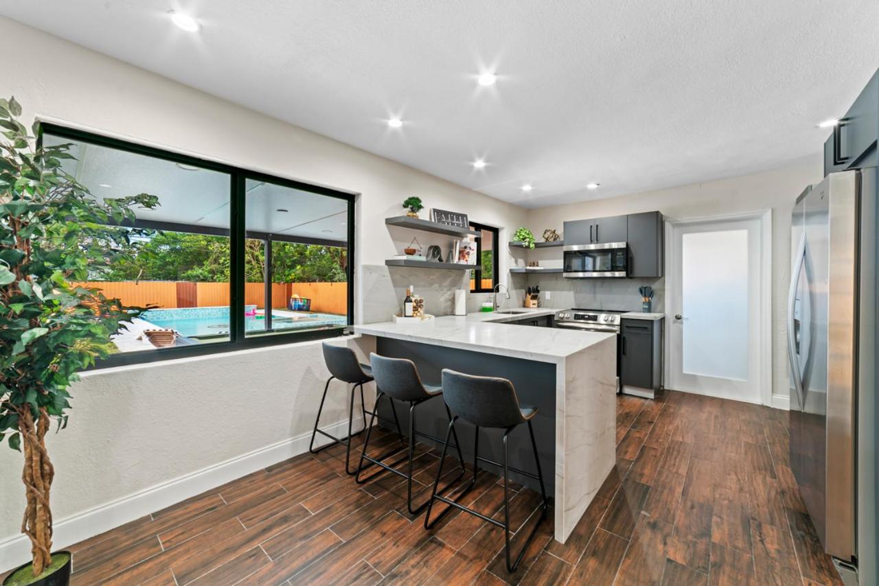 Luxury Getaway with Retreat Heated pool and Jacuzzi L31