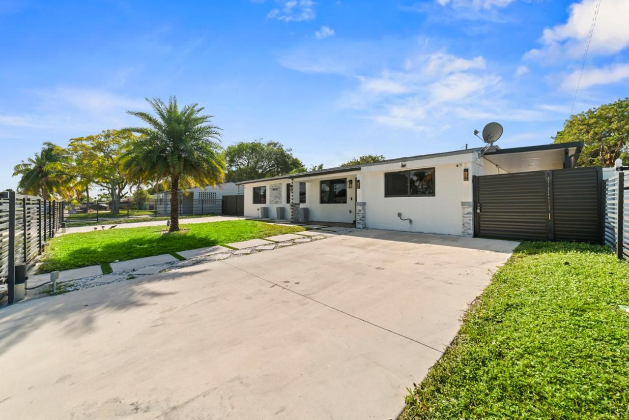 Luxury Getaway with Retreat Heated pool and Jacuzzi L31