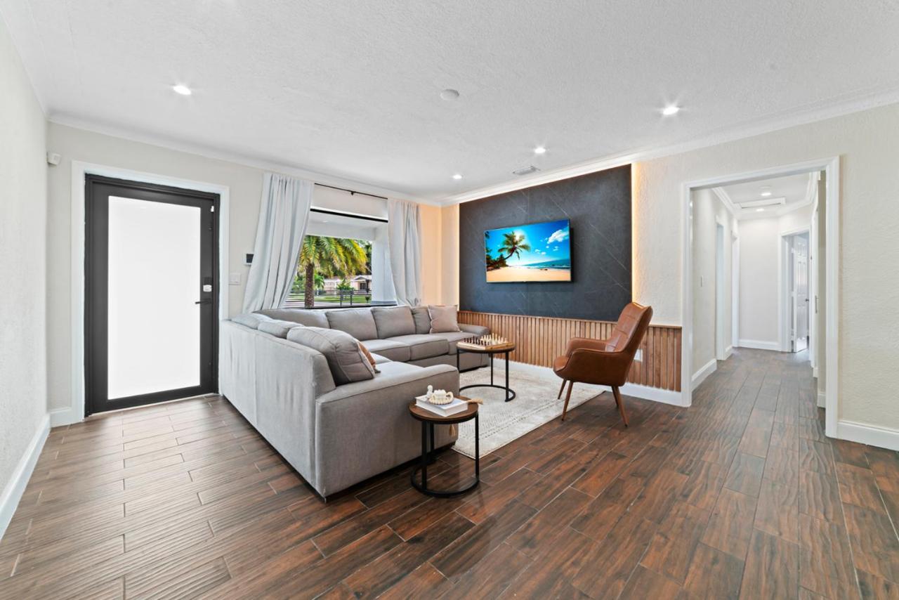 Luxury Getaway with Retreat Heated pool and Jacuzzi L31