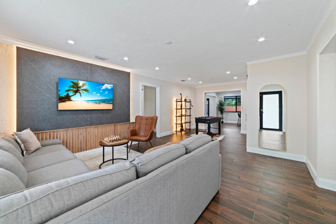Luxury Getaway with Retreat Heated pool and Jacuzzi L31