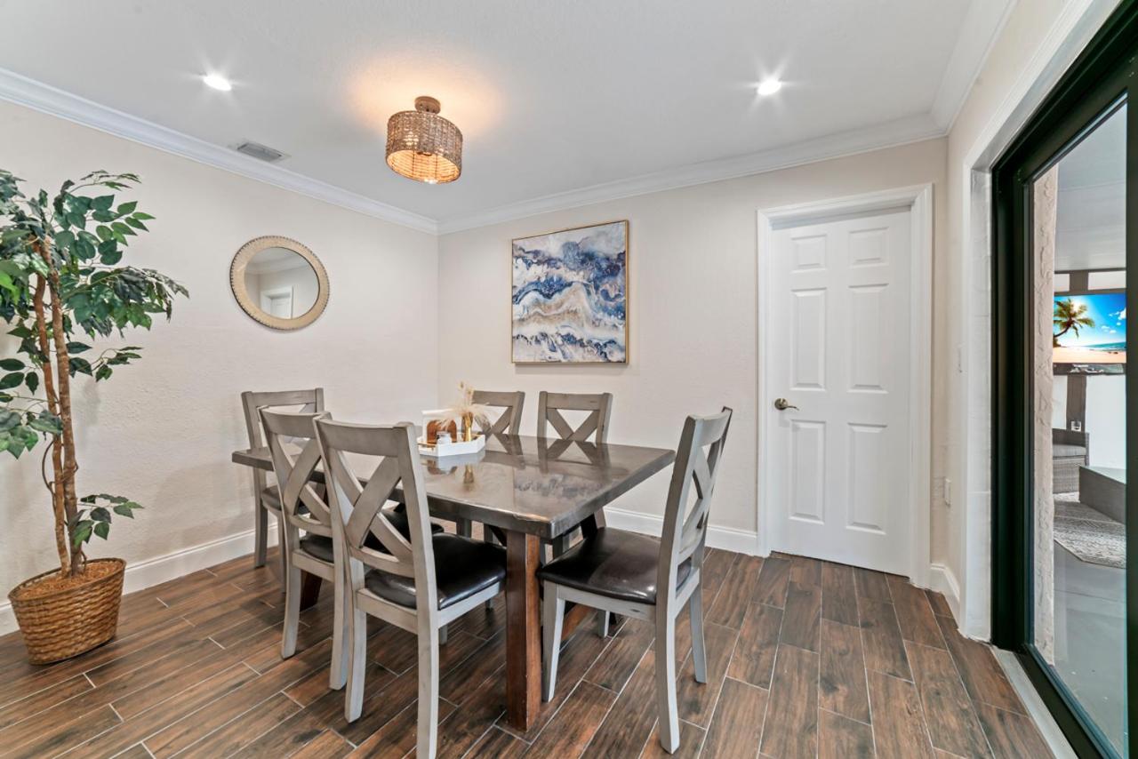 Luxury Getaway with Retreat Heated pool and Jacuzzi L31