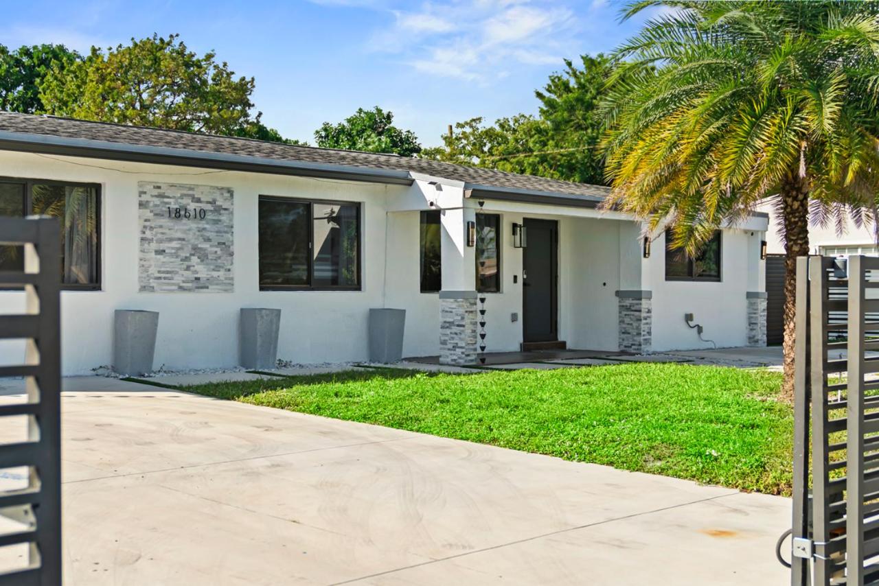Luxury Getaway with Retreat Heated pool and Jacuzzi L31