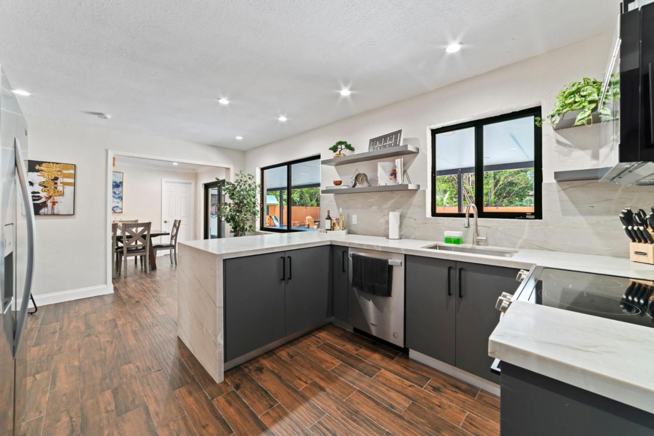 Luxury Getaway with Retreat Heated pool and Jacuzzi L31
