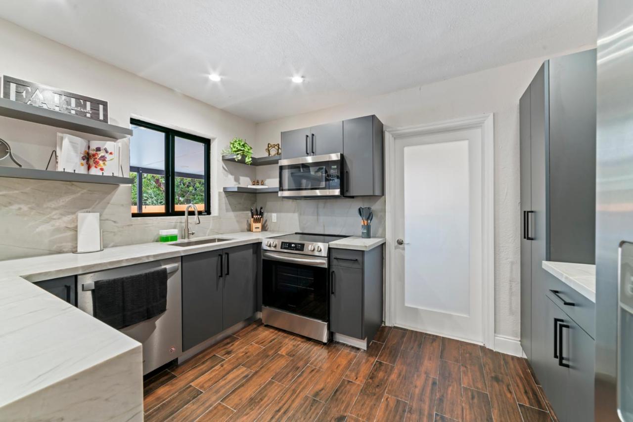 Luxury Getaway with Retreat Heated pool and Jacuzzi L31
