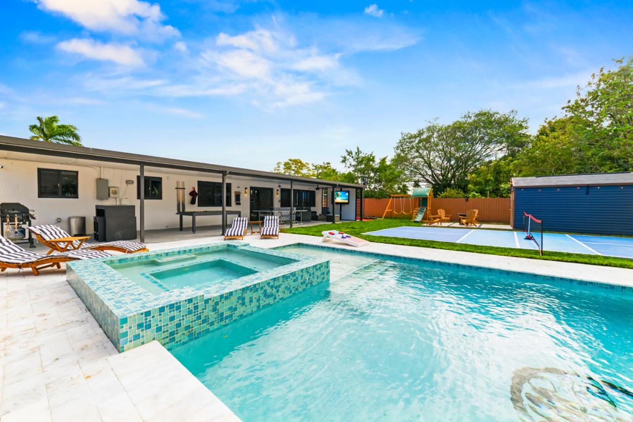 Luxury Getaway with Retreat Heated pool and Jacuzzi L31