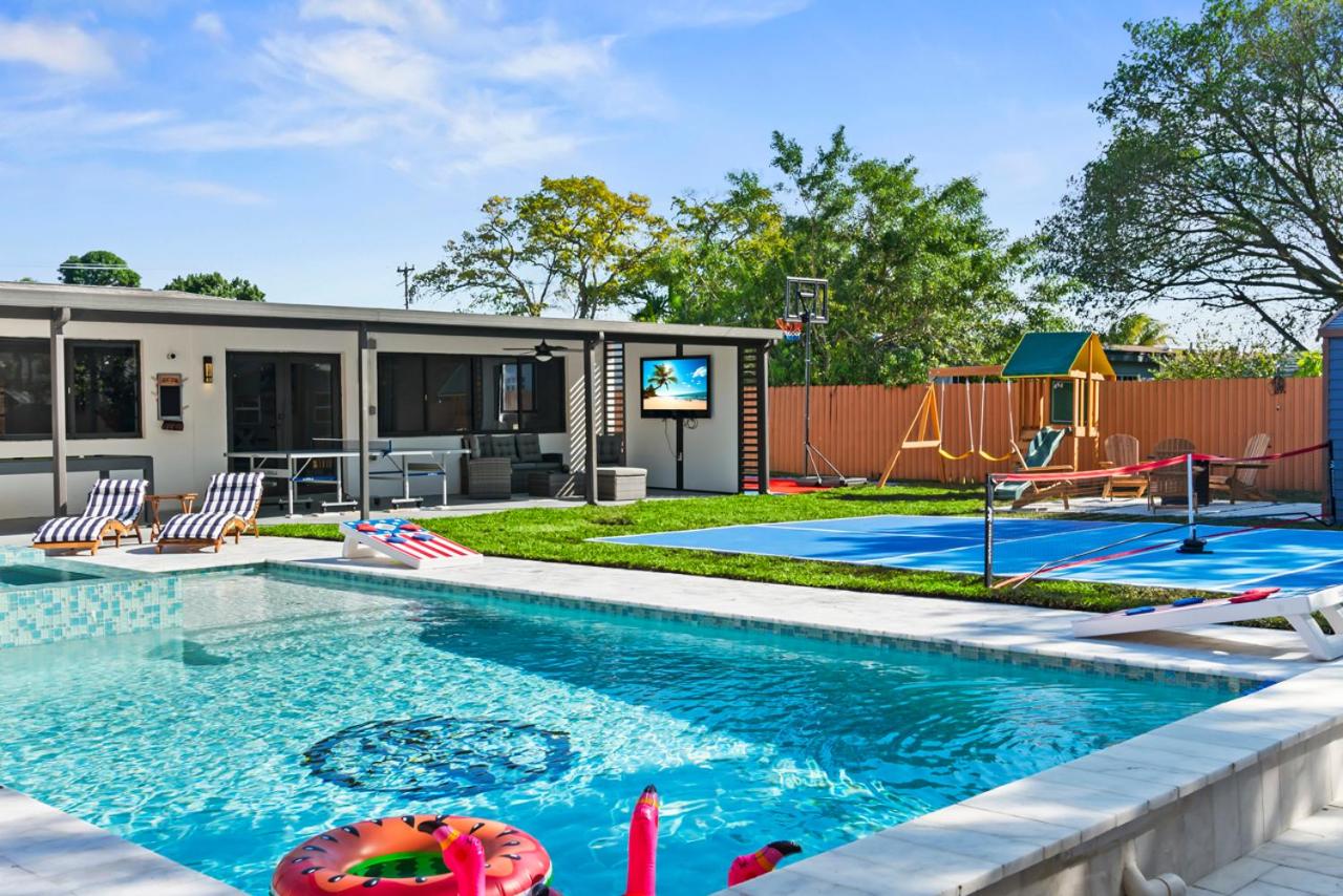 Luxury Getaway with Retreat Heated pool and Jacuzzi L31