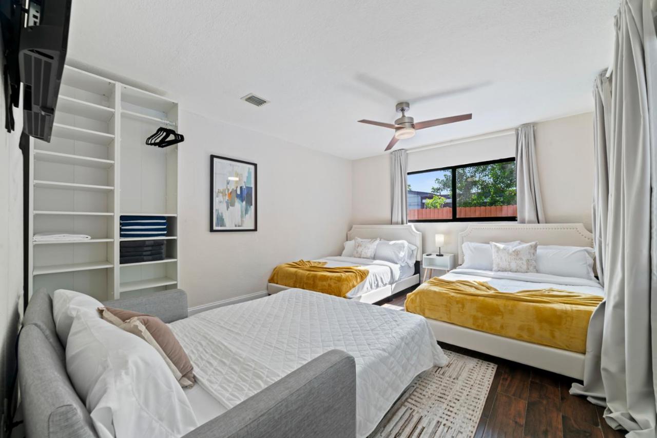 Luxury Getaway with Retreat Heated pool and Jacuzzi L31